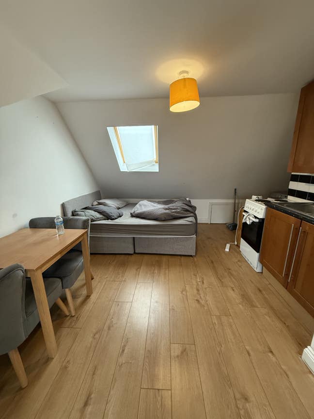 Beautiful Studio Flat for Rent in Honslow East Main Photo