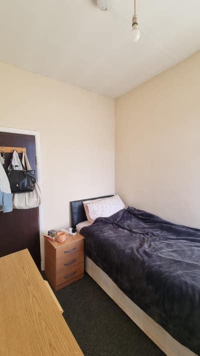 Available now. Single room 2 minutes from station Main Photo