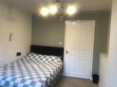  In large House with own bathroom &walk-in shower  Main Photo