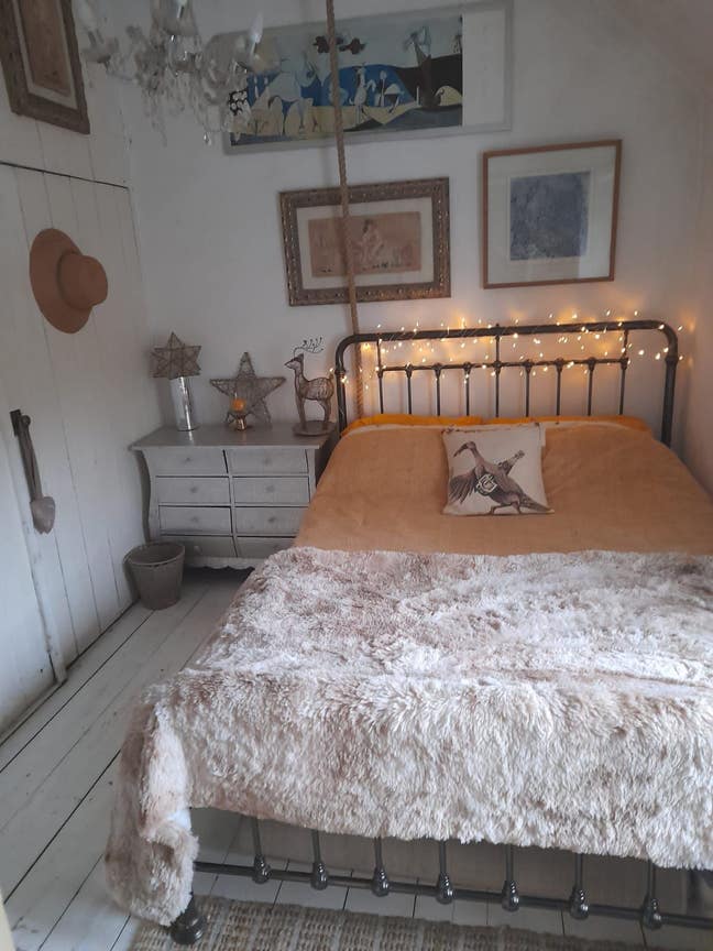 Beautiful Cottage Double Bedroom Main Photo