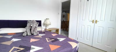 Spacious Double Room - Near Livingston/Airport Main Photo