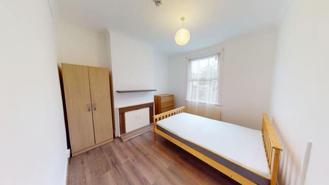 Double Bedroom with Garden View in House Share, N2 Main Photo