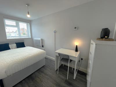 🚗✅En-suite room with parking, Room G, WOODSTON, Main Photo