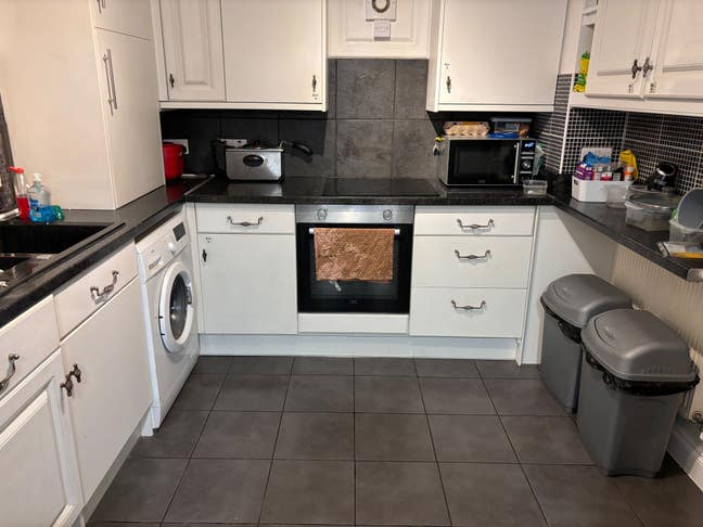5 Bed Property 2 X Double. Please Note the Double  Main Photo