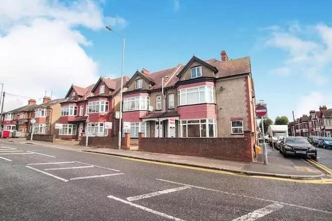  1  Bed  flat  Dunstable  Road  LU4 Main Photo