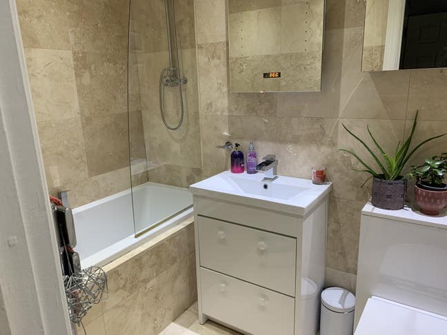 2nd floor double room. Family bathroom  Main Photo
