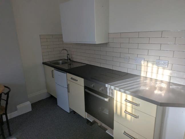 Self-contained Professional Double Bedsit.  Main Photo