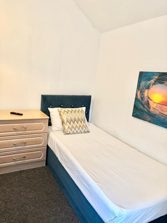 Double Room – Steps from Gillingham Station Main Photo