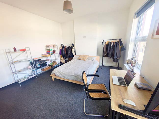Large double bedroom in bright 2-storey flat, E10 Main Photo