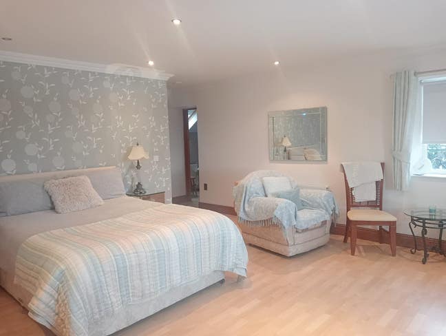 Quiet ensuite large bedroom in country house close Main Photo