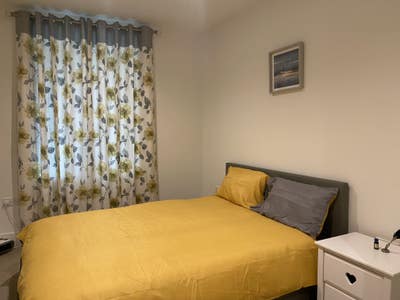 1 Queen bedroom in a shared flat Main Photo