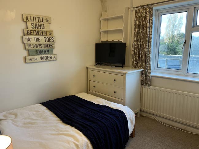  Lovely room in friendly Chichester house Main Photo