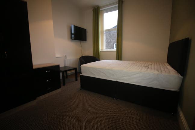 1 Double En Suite  Room Available in L4!  Main Photo