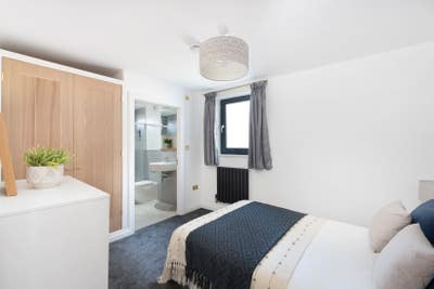  Double En-suite room with Cleaner Main Photo