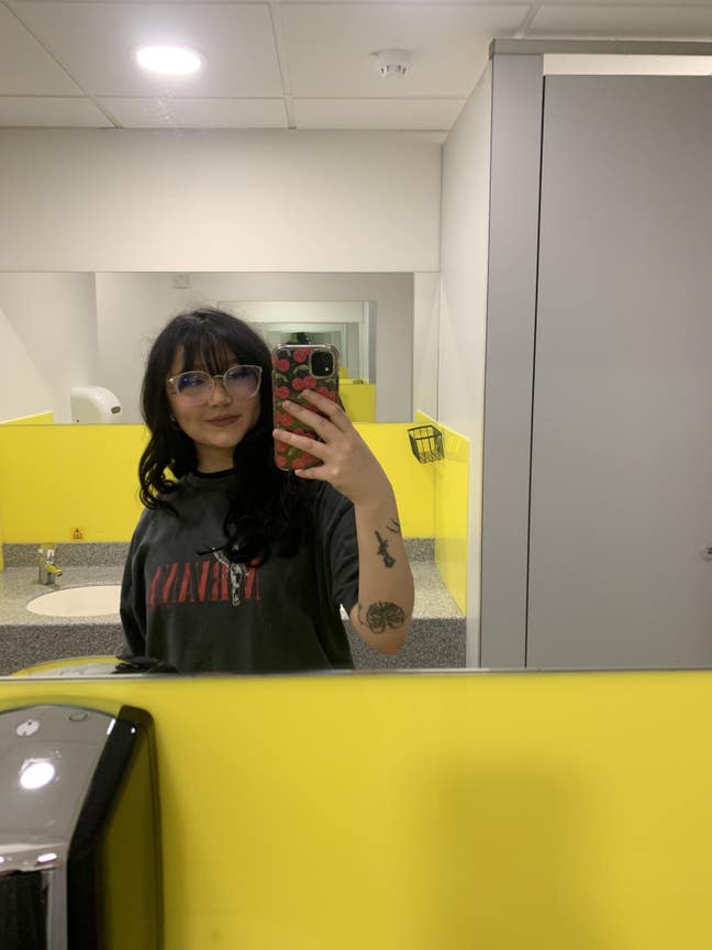 Professional female looking for a room/buddy up Main Photo