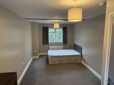 Beautiful Modern Ensuite Room Main Photo