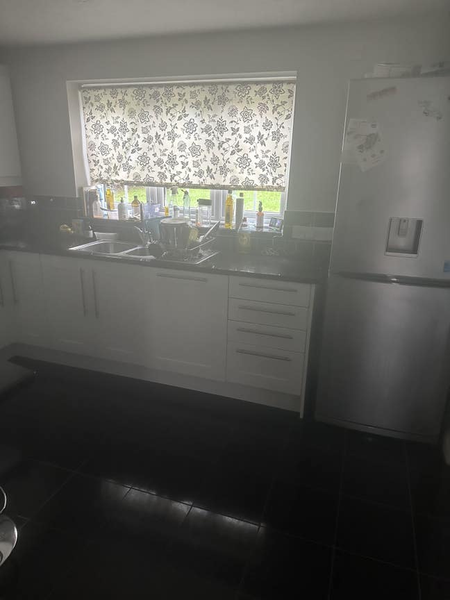 One double room in secure large family house  Main Photo