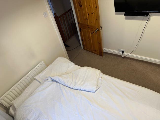 One double bed room in a family house Main Photo
