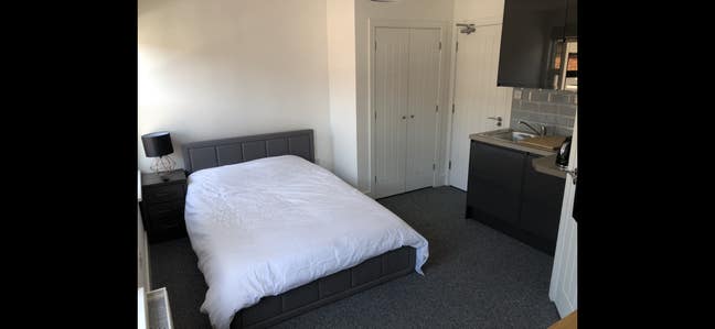 Kitchenette Double Room  with en-suite,  parking Main Photo