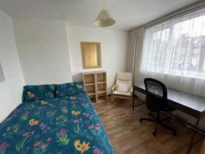 Spacious Double Room - All Bills Included Main Photo
