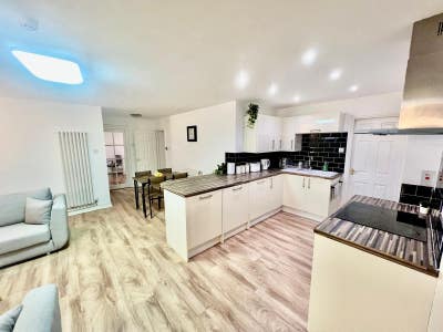 Shared Apartment - Great Location Main Photo