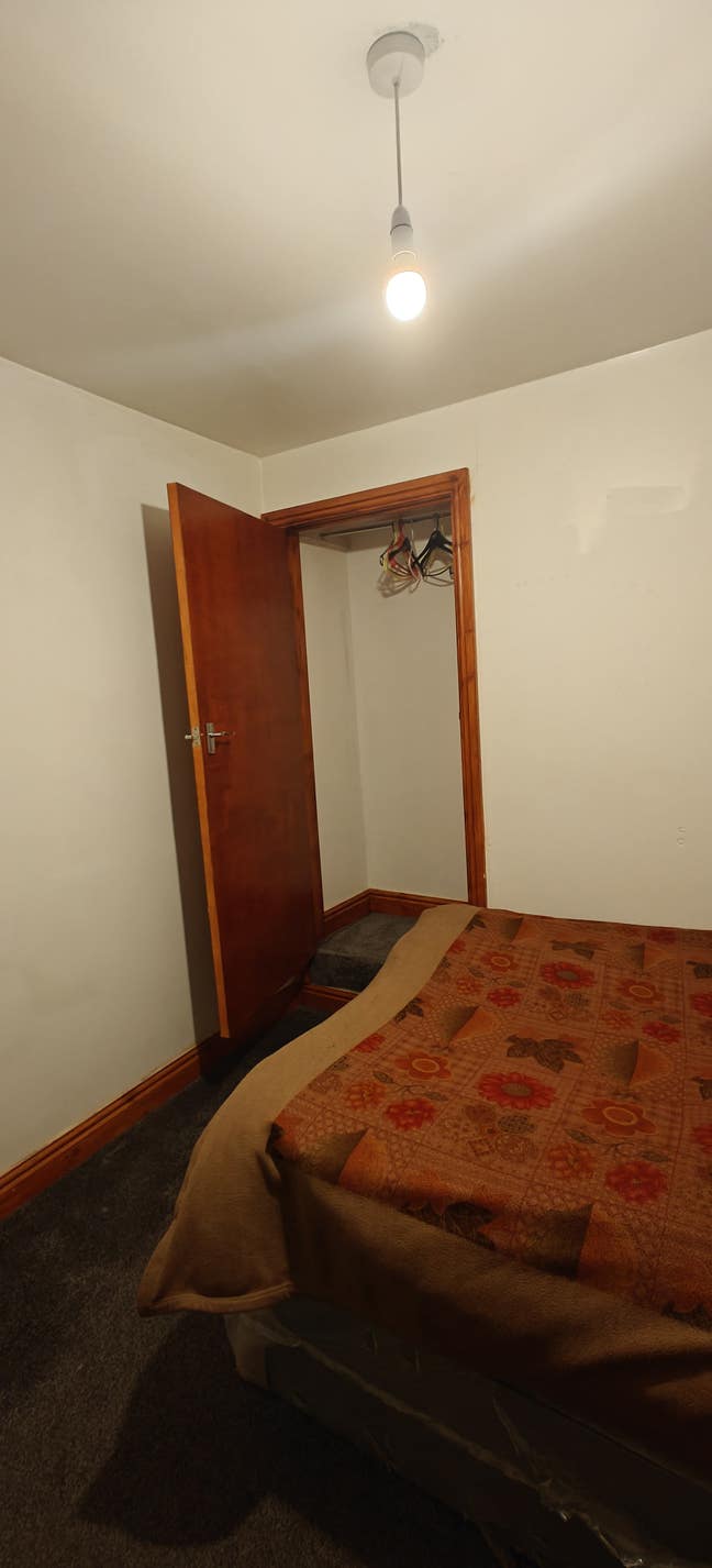 Nice and clean room available in 6 bedroom house Main Photo