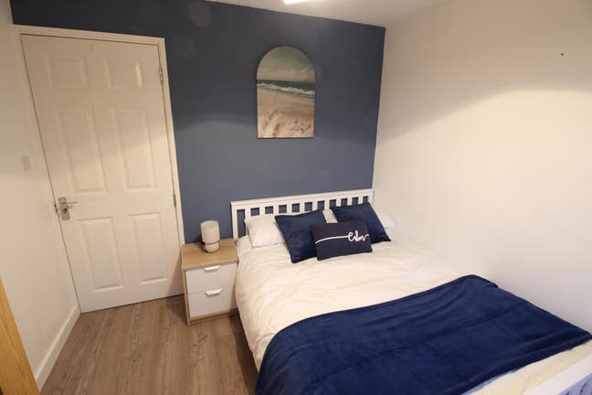 Double room available in the Heart of Luton Main Photo