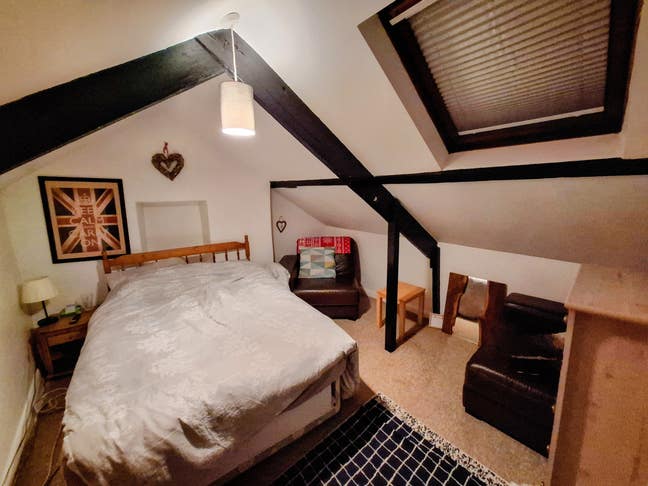 Flatlet. Double bedroom, landing, lounge, parking Main Photo