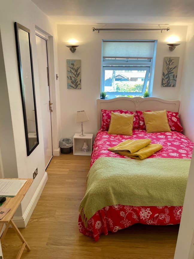 Studio flat for short term let. 10 min walk town Main Photo