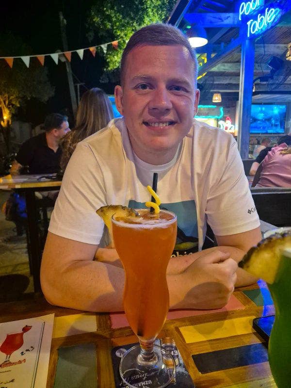 Hi just a friendly easy going  looking for a room  Main Photo