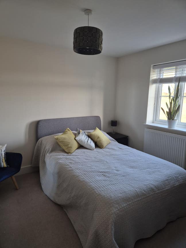Mon to Fri double room with private bathroom  Main Photo