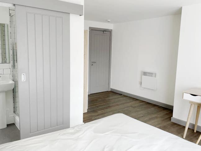 "Enjoy Modern Living: Flatshare in Birkenhead!" Main Photo