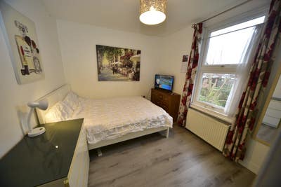 Double room Quiet near Town & Trains,  No Deposit Main Photo