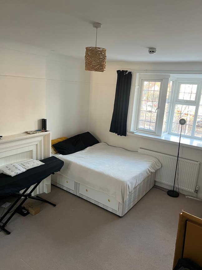 Large double bedroom, good storage Main Photo