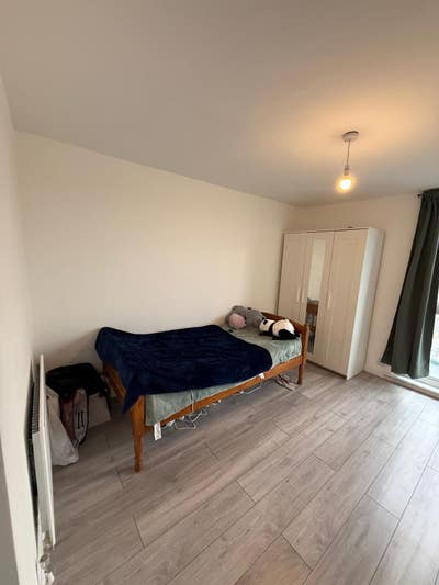 Shared Room Available for One Girl (Victoria Park) Main Photo