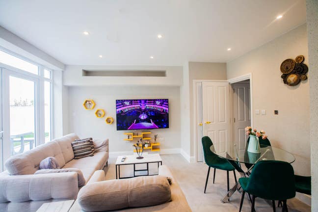 Sutton Luxury modern double room, garden, parking Main Photo