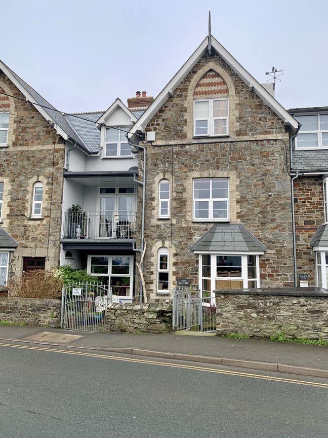 Double room in large house with space to escape  Main Photo