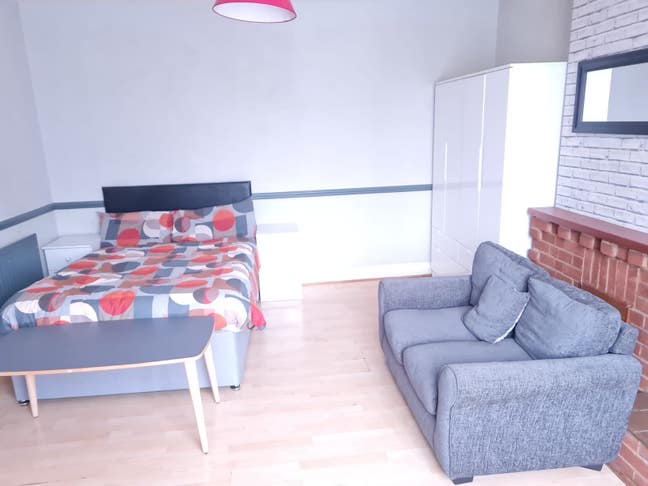 Large Furnished Bedroom - Barwell - House Share Main Photo