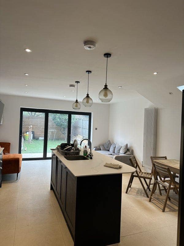 * Master Bedroom in Modern Home – All Bills Inc * Main Photo
