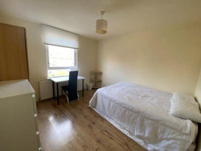 Double Room in Westbourne Park Main Photo