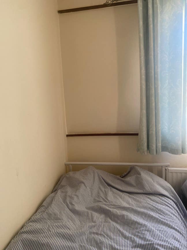 A room for rent in a 3 bedroom house  Main Photo