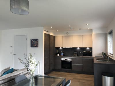 Double Room - Bathroom - Parking (All bills incl) Main Photo