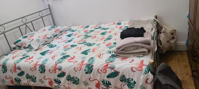 Beautiful room behind wood green shopping center Main Photo