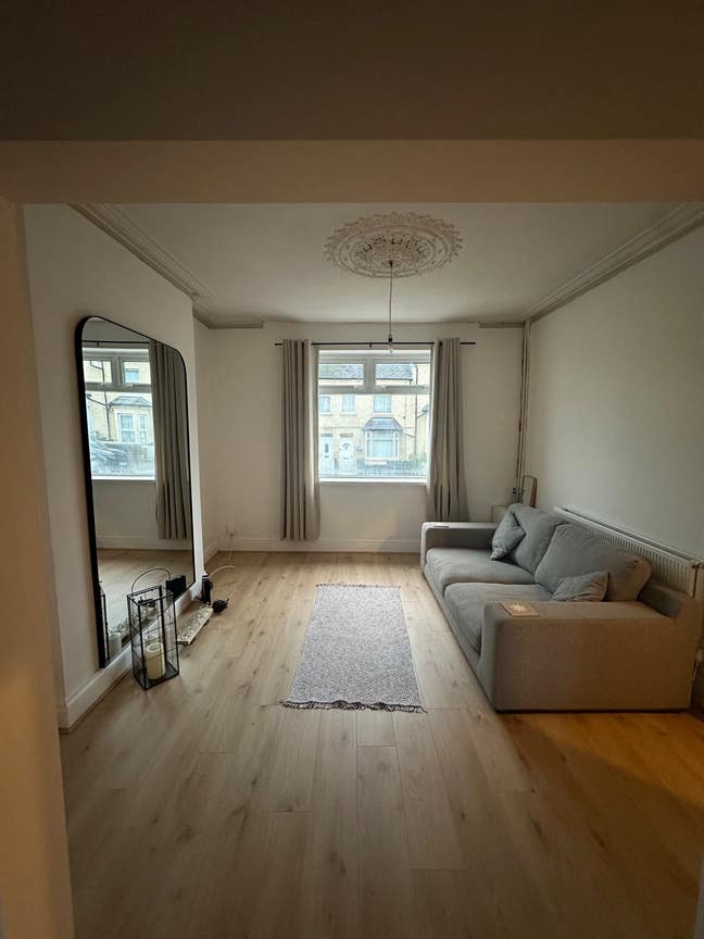 Room to Rent Barry Main Photo