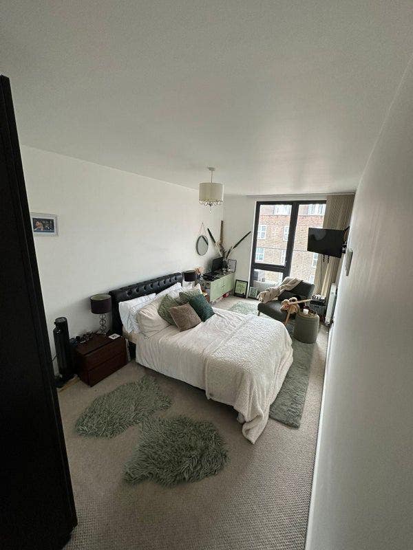 Bright, Modern Double Room in Spacious 9 Elms Flat Main Photo