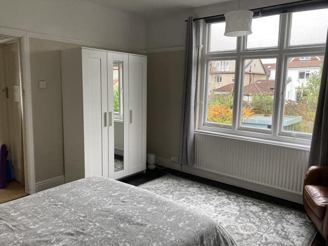 Spacious, airy double bedroom near to the hospital Main Photo