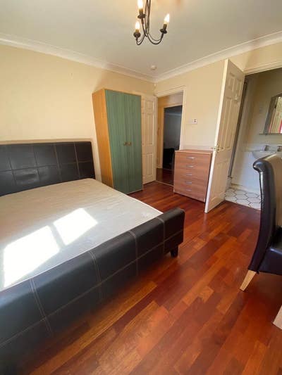 Spacious En Suite Room E14 Area - 10mins to Canary Main Photo