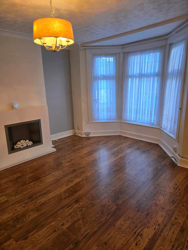 Beautiful apartment with Garden Next to High stree Main Photo
