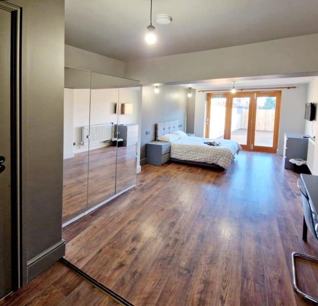 Large Double En Suite Room with  Garden  Access Main Photo