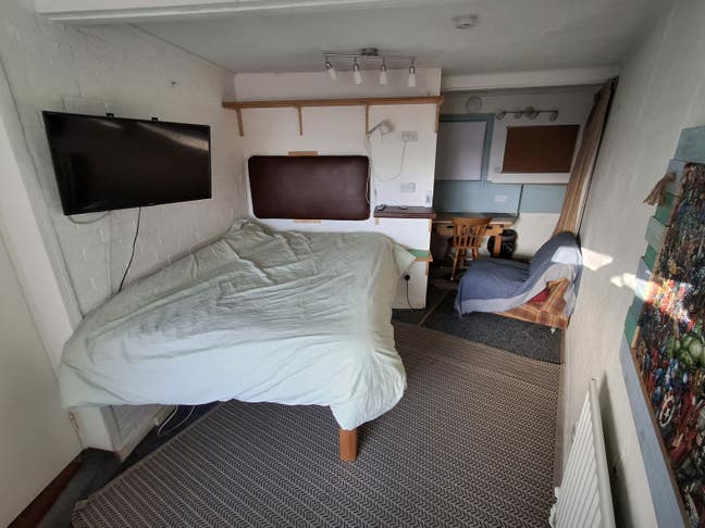 Furnished double room with dressing room/study Main Photo